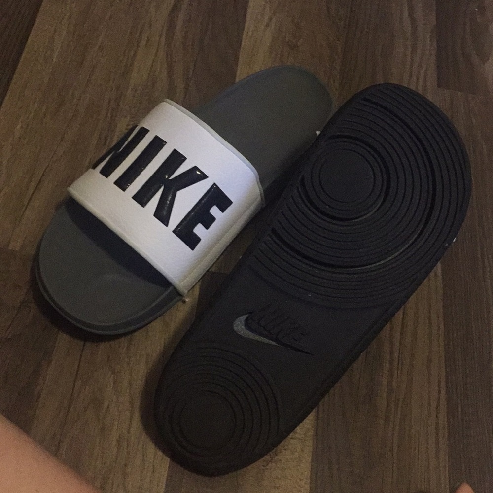 Men’s NIKE slides - Picture 2 of 3